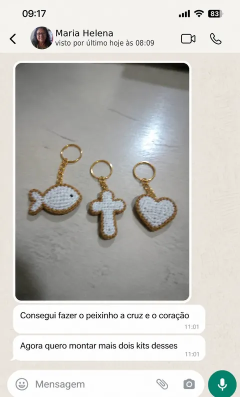 Depoimento de Maria Helena com chaveiros cristãos feitos em crochê