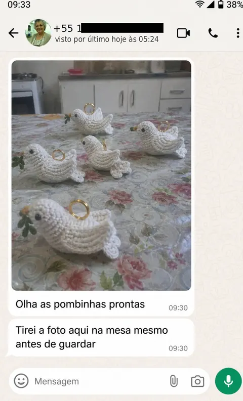 Depoimento com pombinhas feitas em crochê